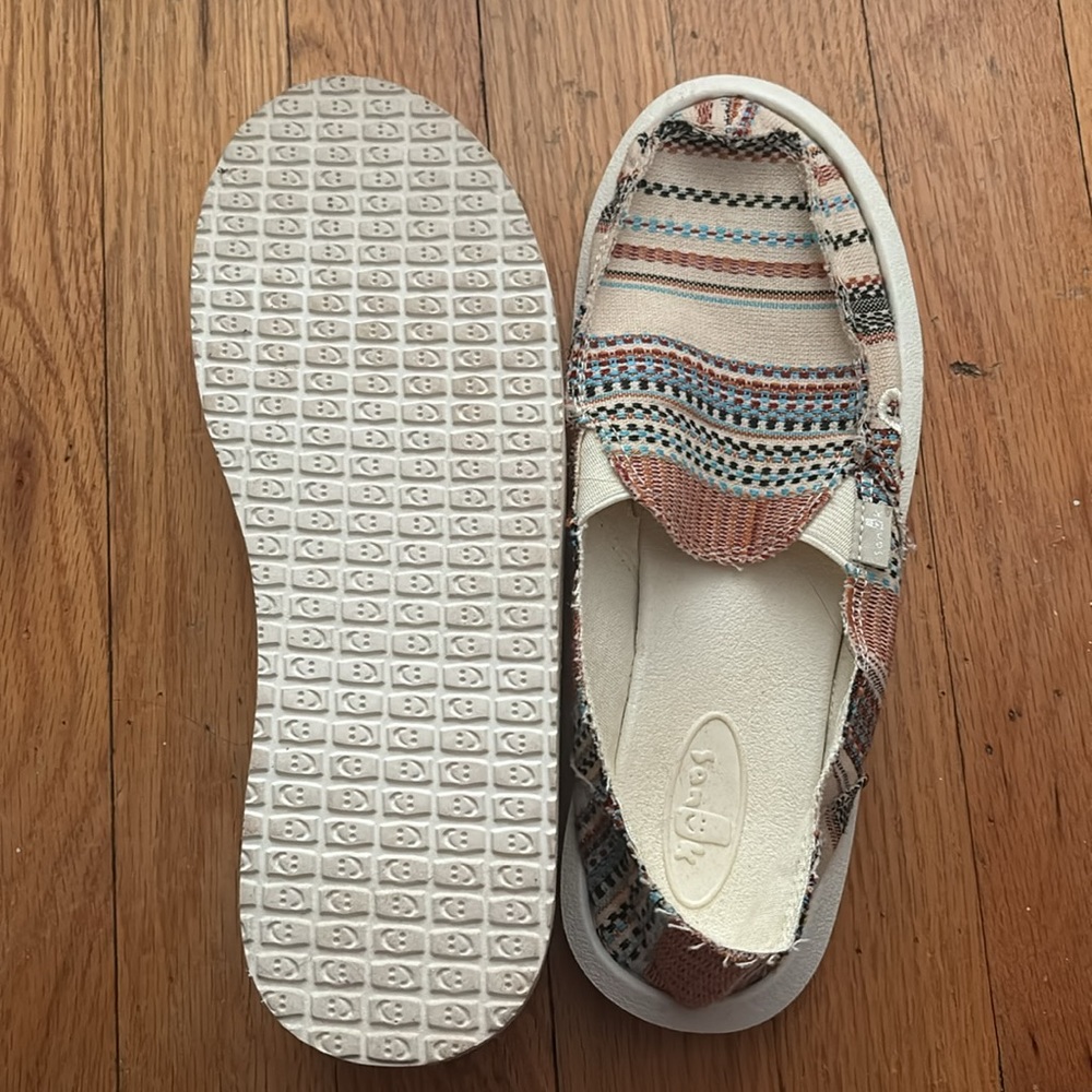 Sanuk size 6 slide on shoes - Picture 2 of 2
